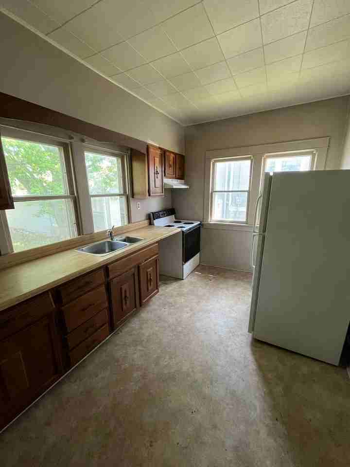 133 N 1st St - Photo 3 of 6