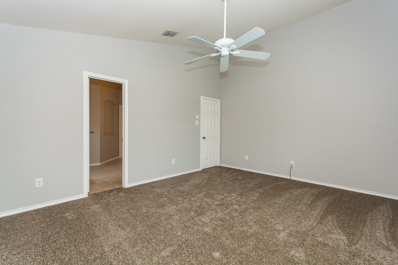 1413 Gordon Dr - Photo 3 of 37