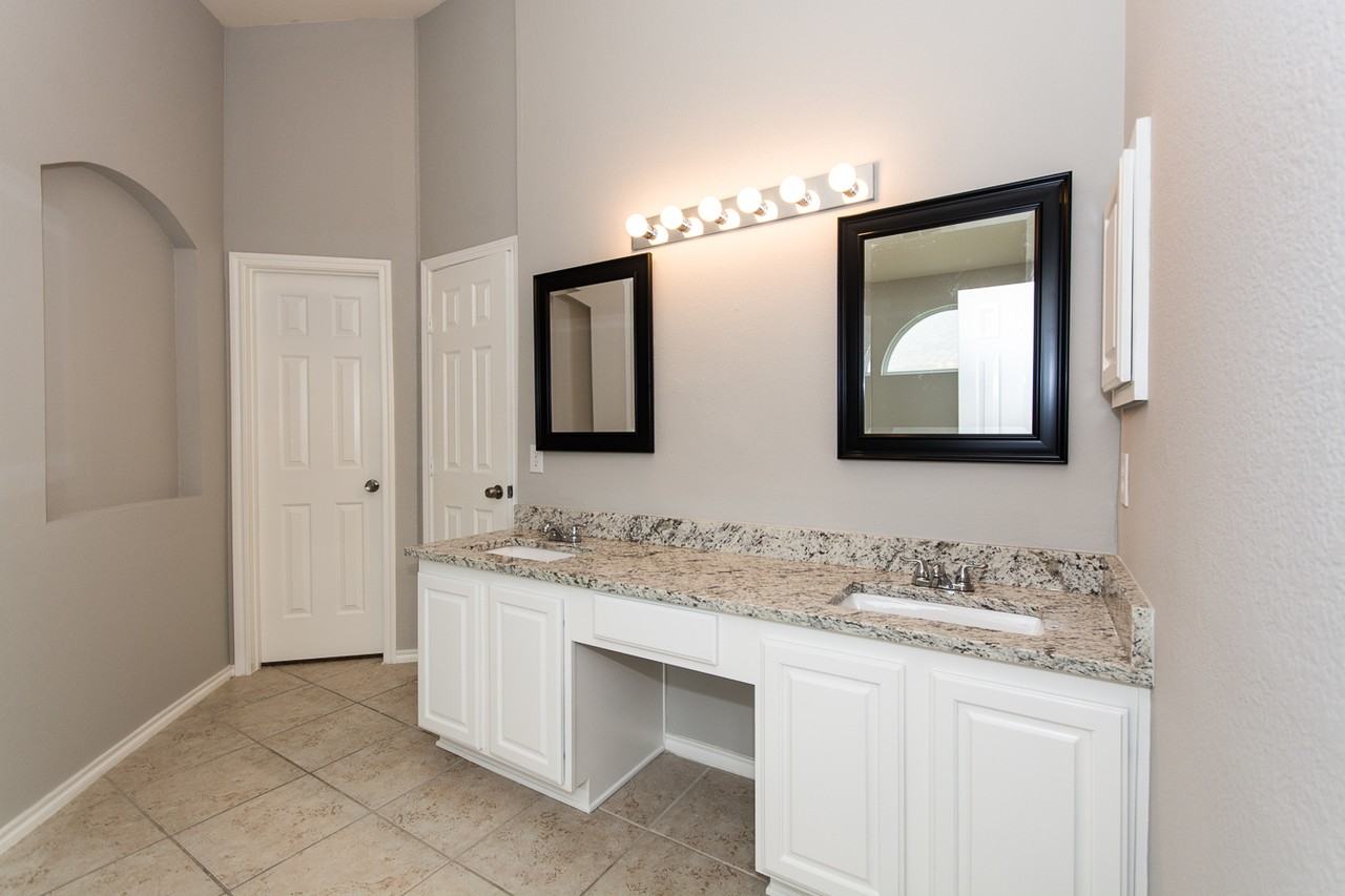 1413 Gordon Dr - Photo 5 of 37