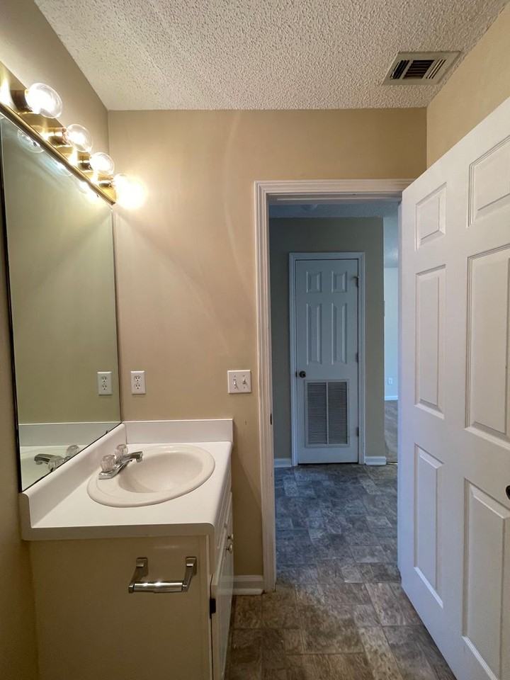 133 Commons Dr - Photo 5 of 26