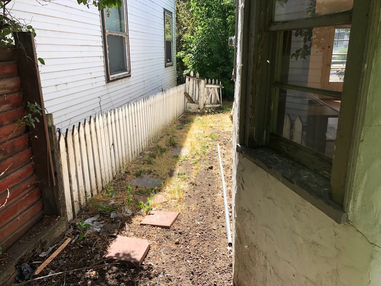 621 Crater Lake Pkwy - Photo 2 of 11