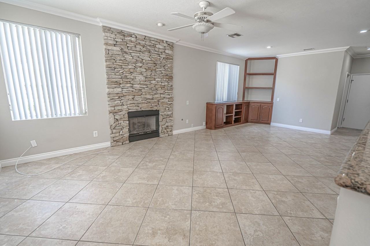 27400 Westover Way - Photo 2 of 32