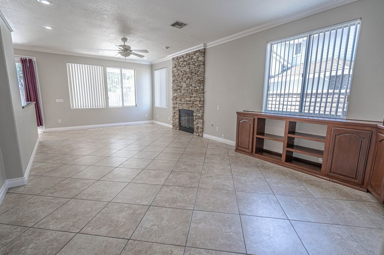 27400 Westover Way - Photo 3 of 32