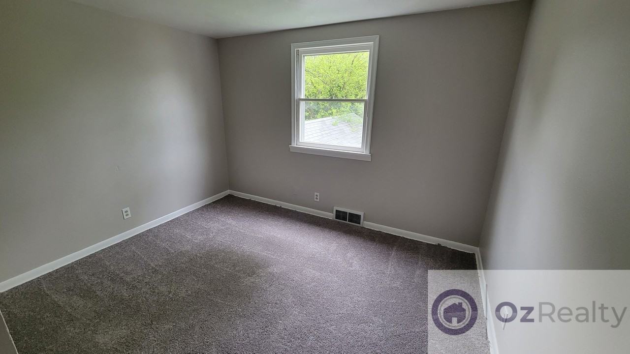 1703 Heatherdowns Blvd - Photo 3 of 11