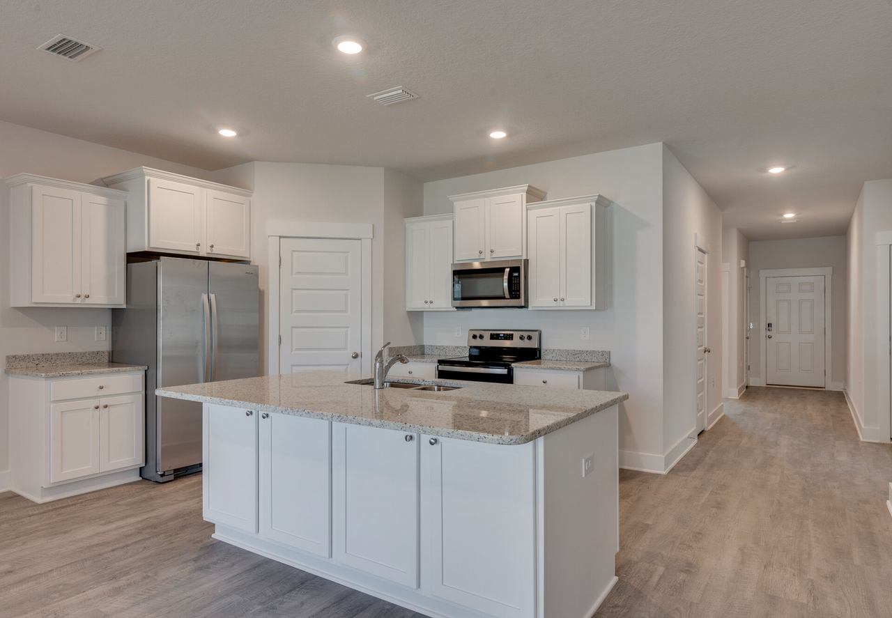 5733 Danbury Blvd - Photo 4 of 17