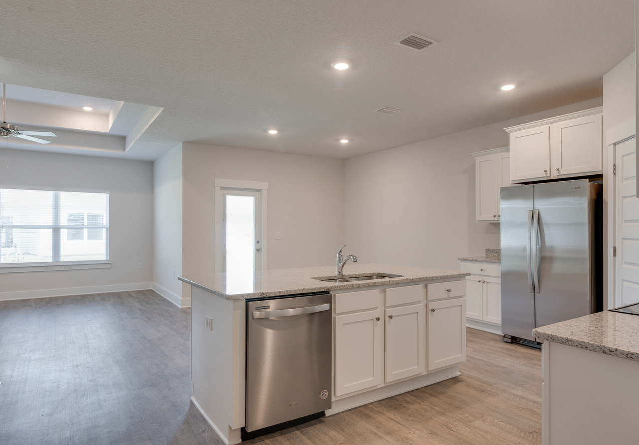 5733 Danbury Blvd - Photo 5 of 17