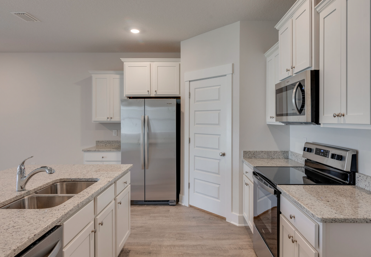 5733 Danbury Blvd - Photo 6 of 17