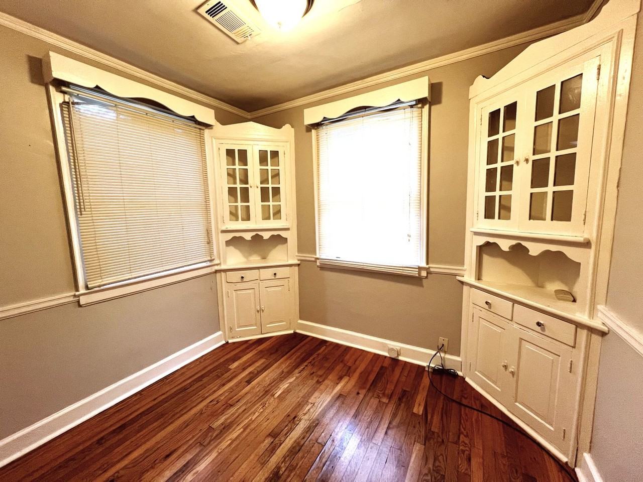 2110 Windsor Ave - Photo 4 of 9