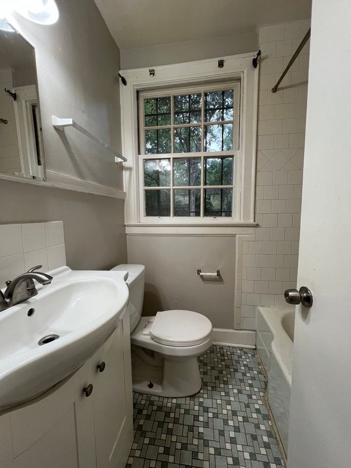 2110 Windsor Ave - Photo 7 of 9