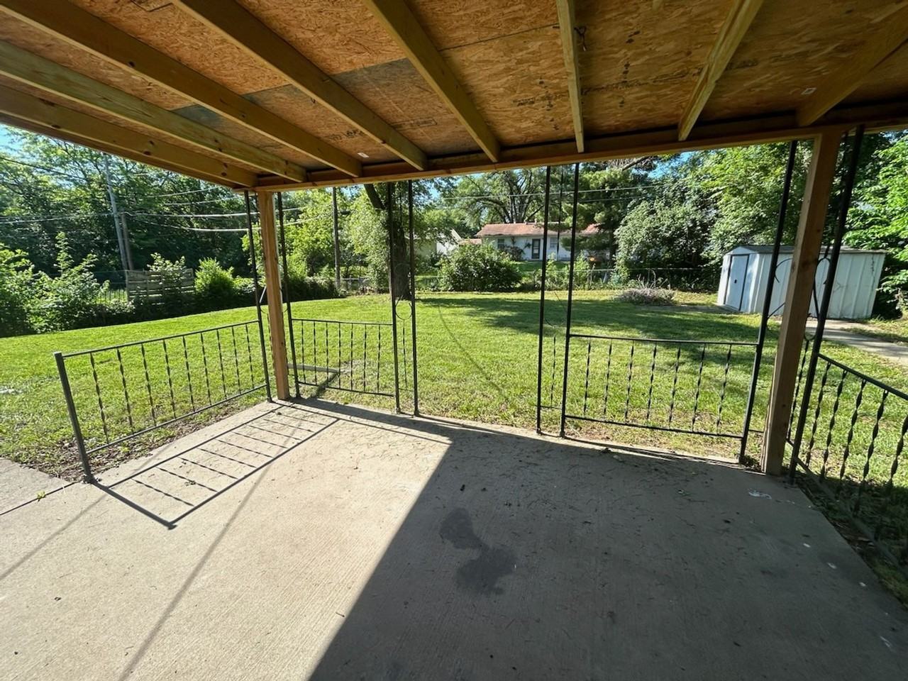 2317 Se 22nd St - Photo 3 of 11