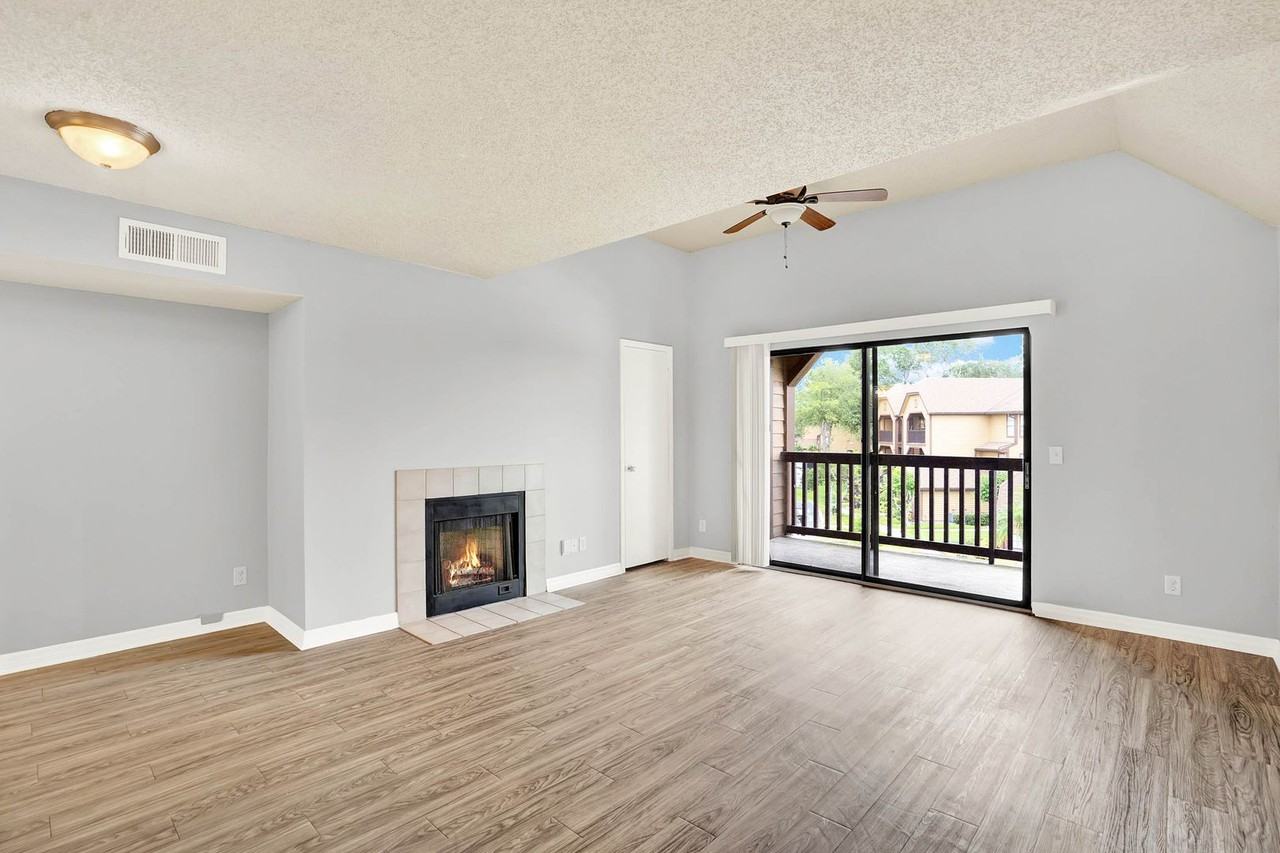 345 Lakepointe Dr #304 - Photo 2 of 27
