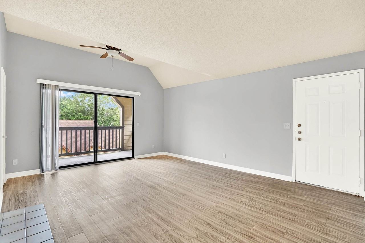 345 Lakepointe Dr #304 - Photo 4 of 27