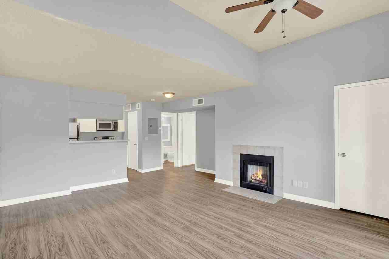 345 Lakepointe Dr #304 - Photo 5 of 27