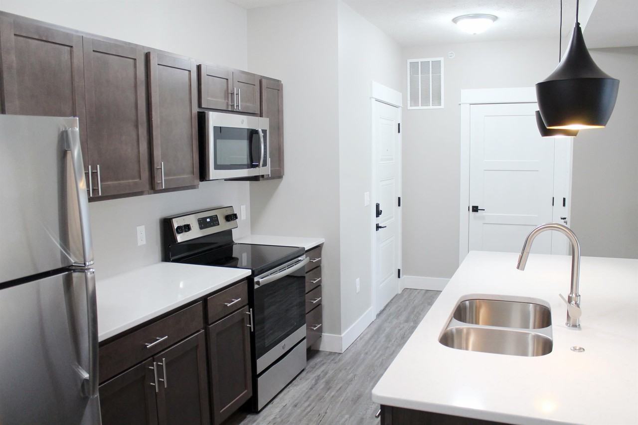 703 W. Cedar Street - Photo 2 of 35