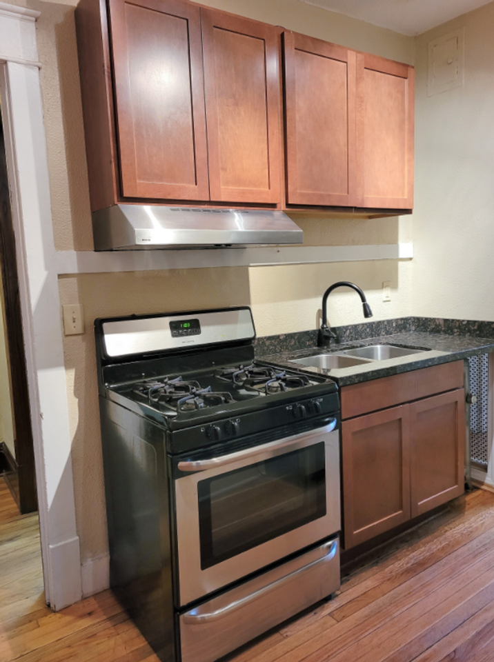 Classic Vintage apartments in Fantastic Midway location - Photo 2 of 50