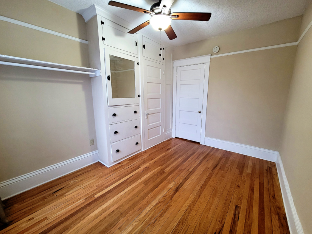 Classic Vintage apartments in Fantastic Midway location - Photo 4 of 50