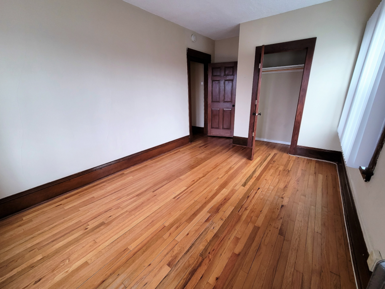 Classic Vintage apartments in Fantastic Midway location - Photo 5 of 50