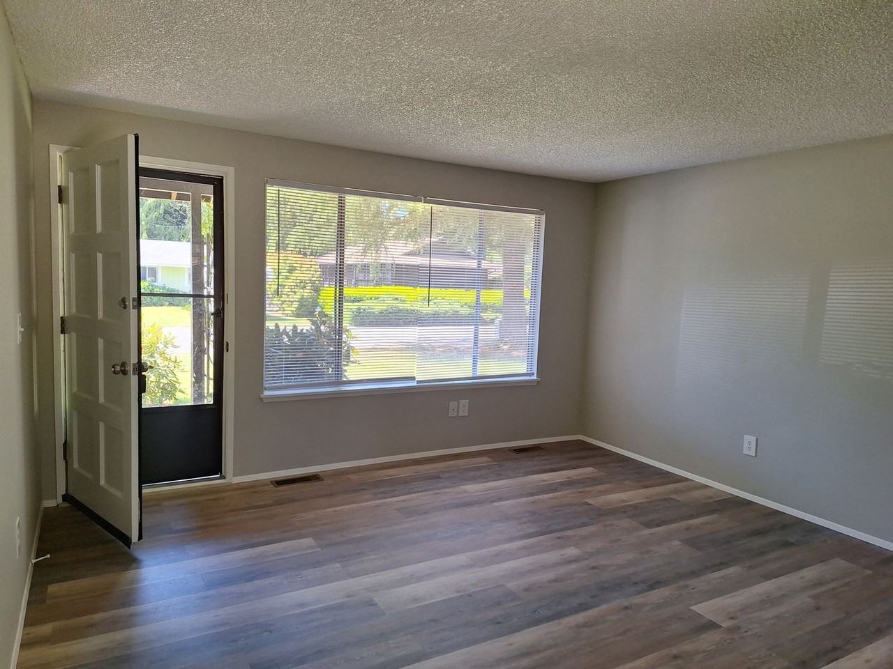 265 Ne Silver Pine Dr - Photo 3 of 23