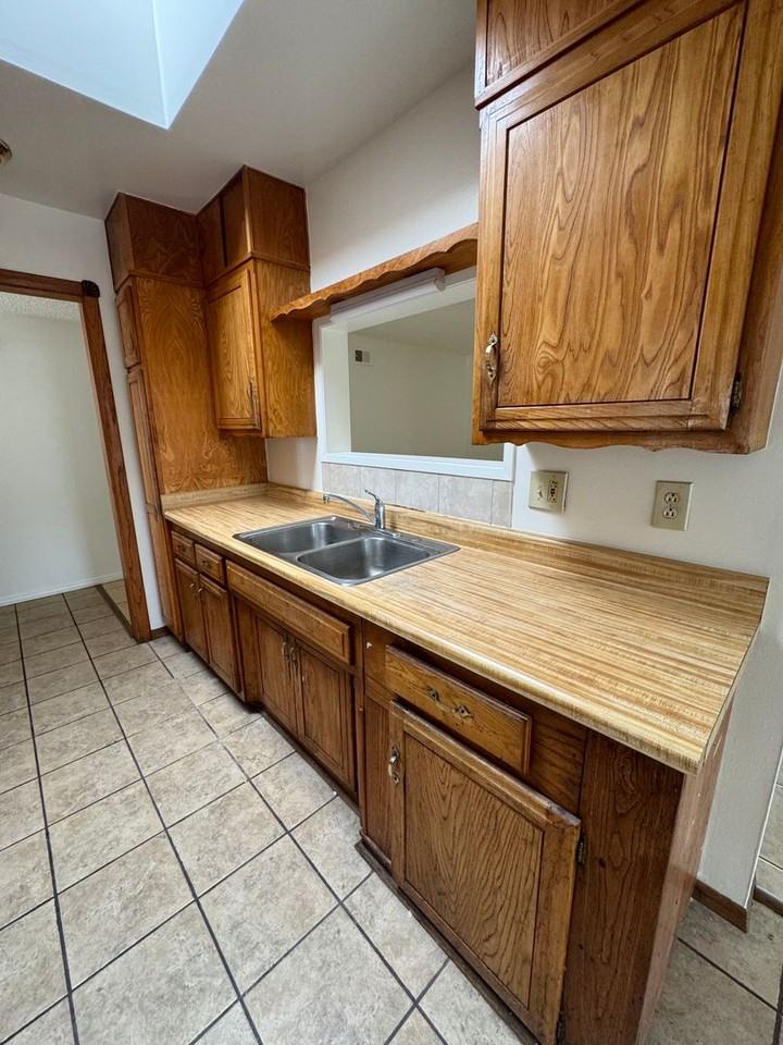 4222 Tolowa St - Photo 5 of 27