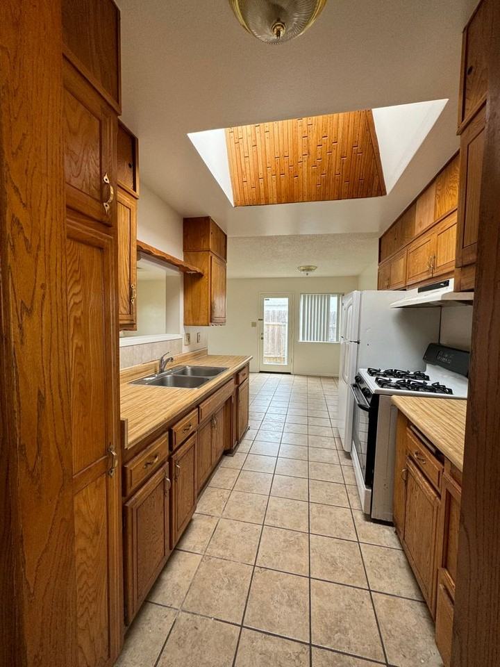 4222 Tolowa St - Photo 7 of 27