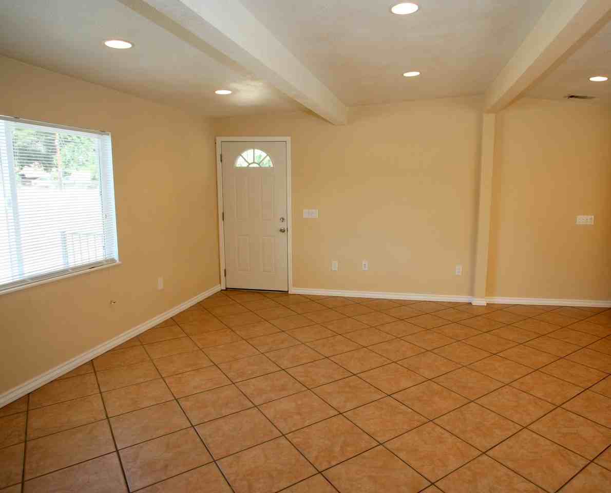 12075 Riverside Dr - Photo 2 of 10