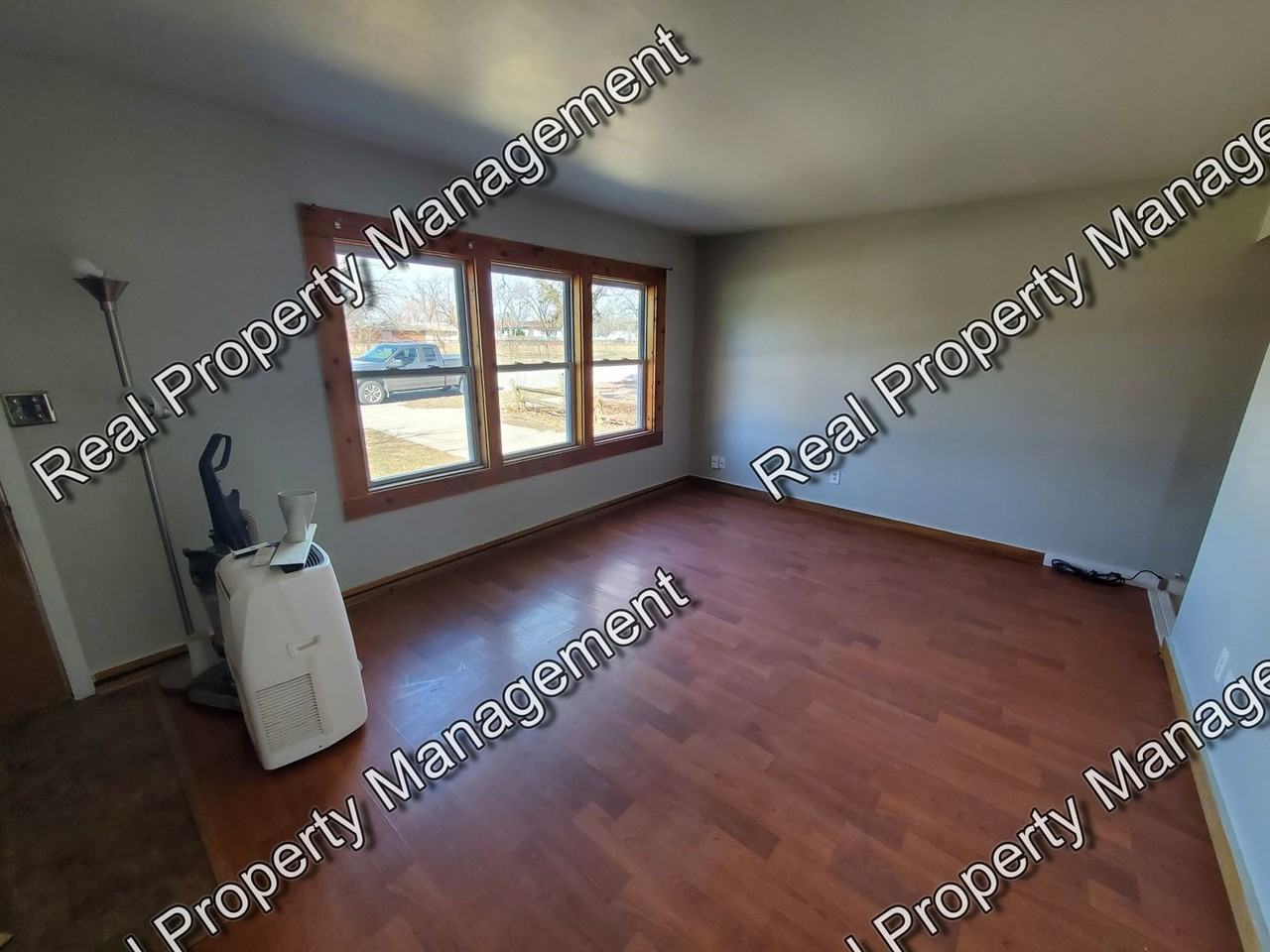 6533 Missouri Ave - Photo 2 of 11