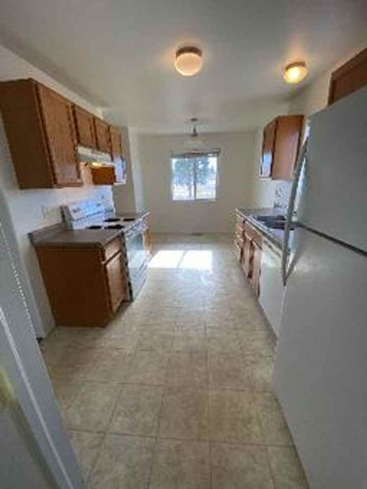 623 W 2nd - Photo 2 of 21