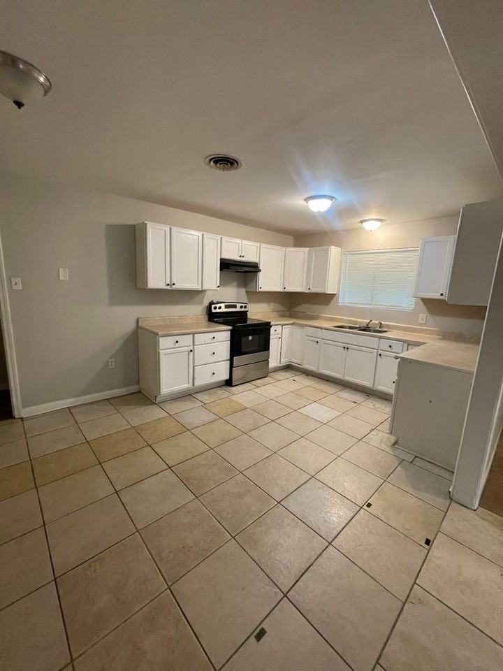 4834 Crown Ave - Photo 3 of 11