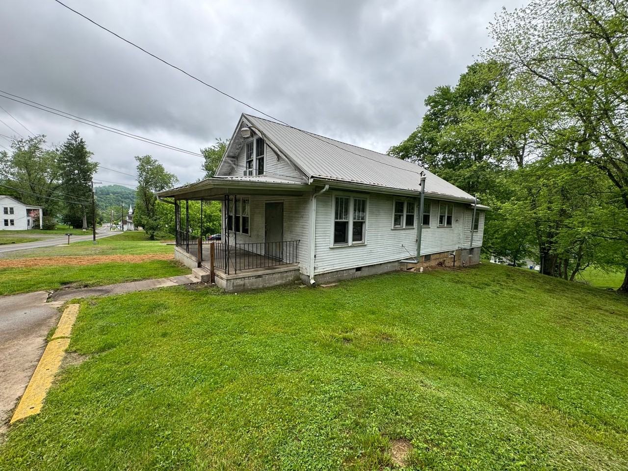 807 Mineral Rd - Photo 2 of 4