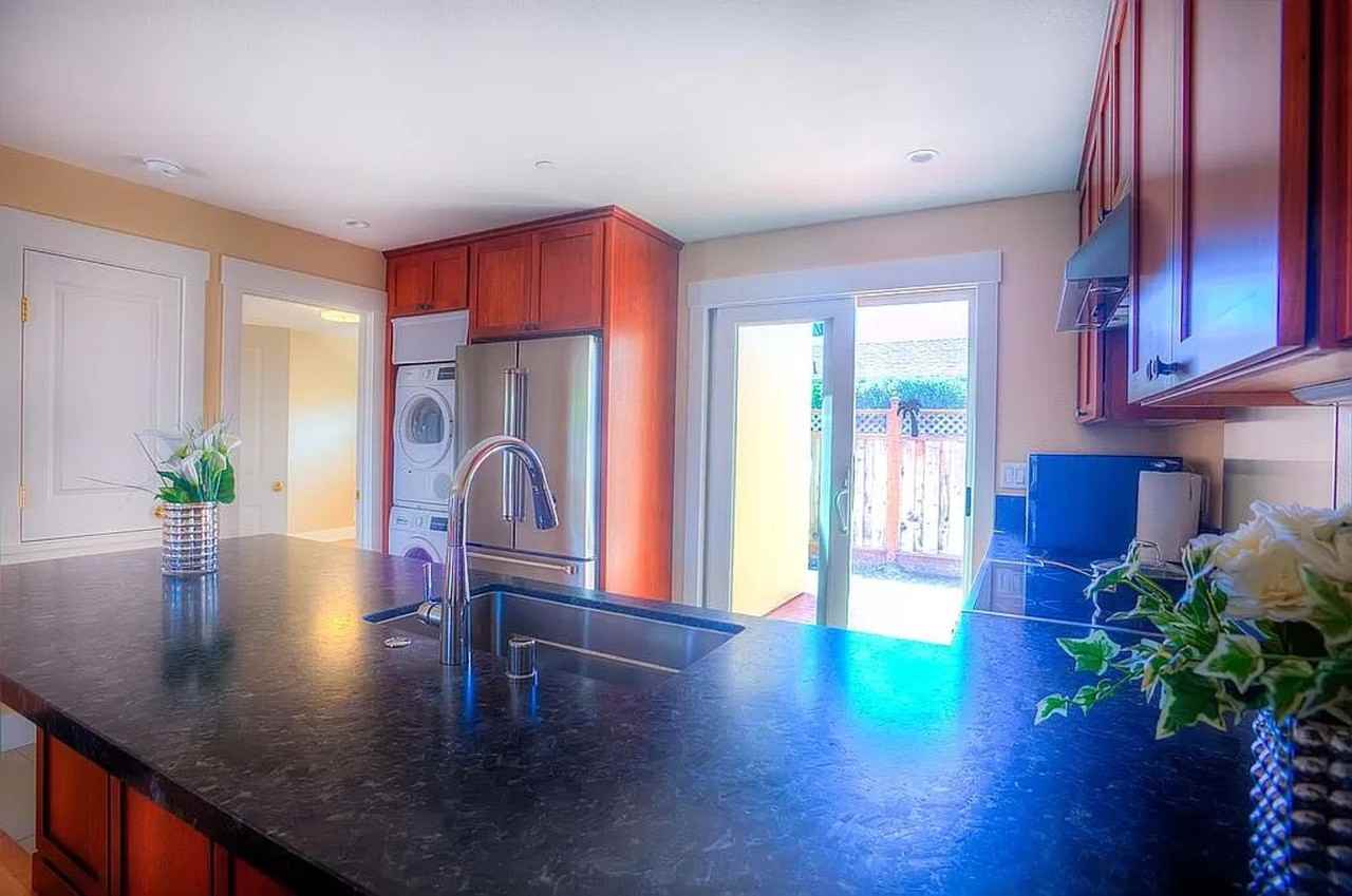 1106 Clinton St - Photo 3 of 14