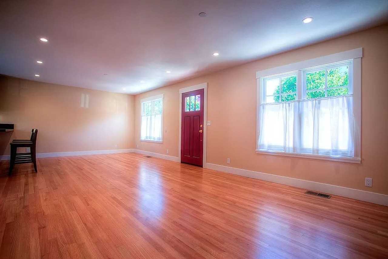 1106 Clinton St - Photo 4 of 14