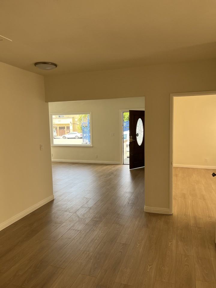 2716 W Jefferson Blvd #NA - Photo 2 of 4