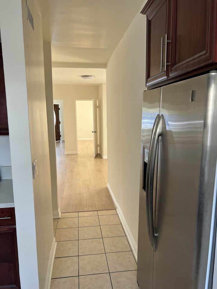 2716 W Jefferson Blvd #NA - Photo 3 of 4