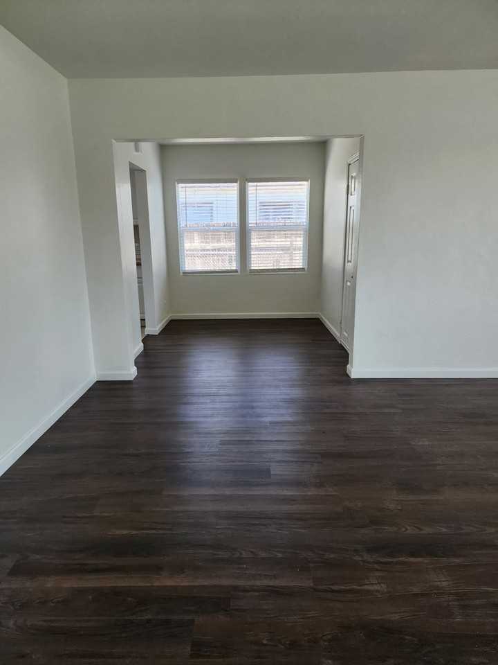 2309 Manor St - Photo 3 of 10