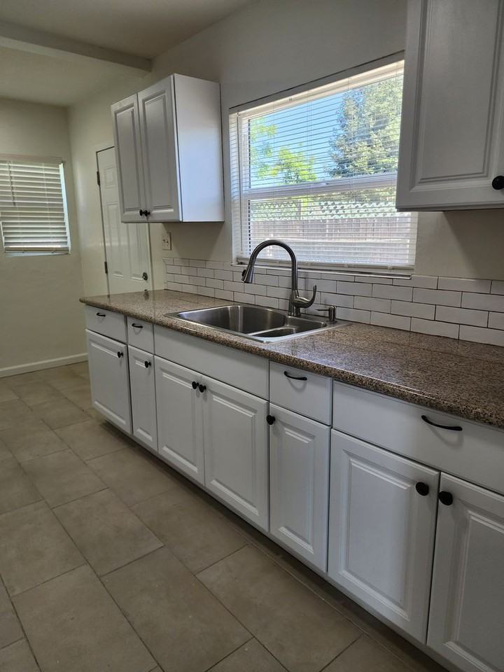 2309 Manor St - Photo 6 of 10