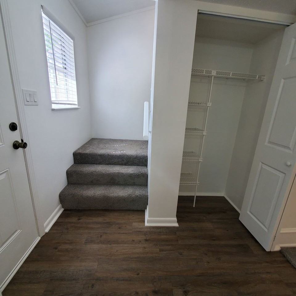 18 Somerset Pkwy - Photo 3 of 14