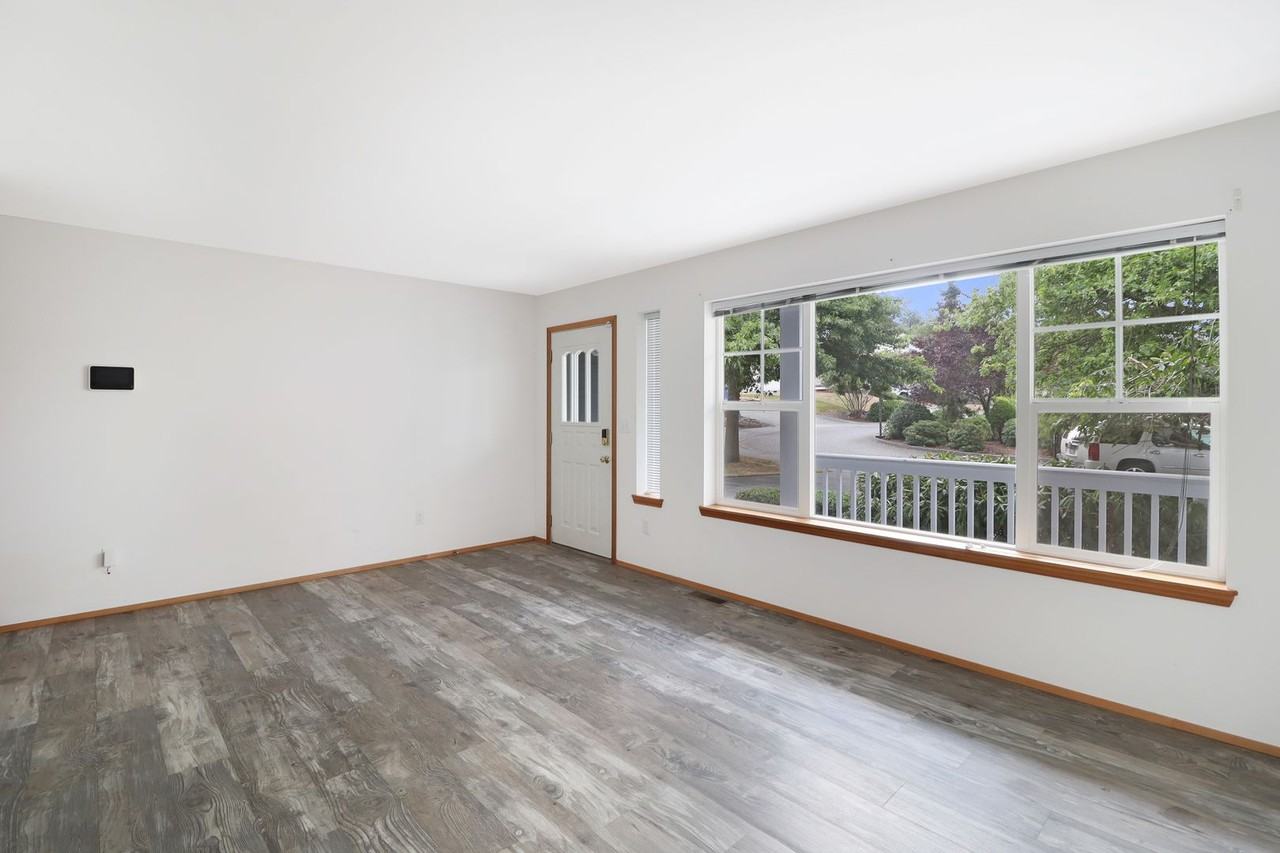 1154 Sw Thornberry Dr - Photo 2 of 13