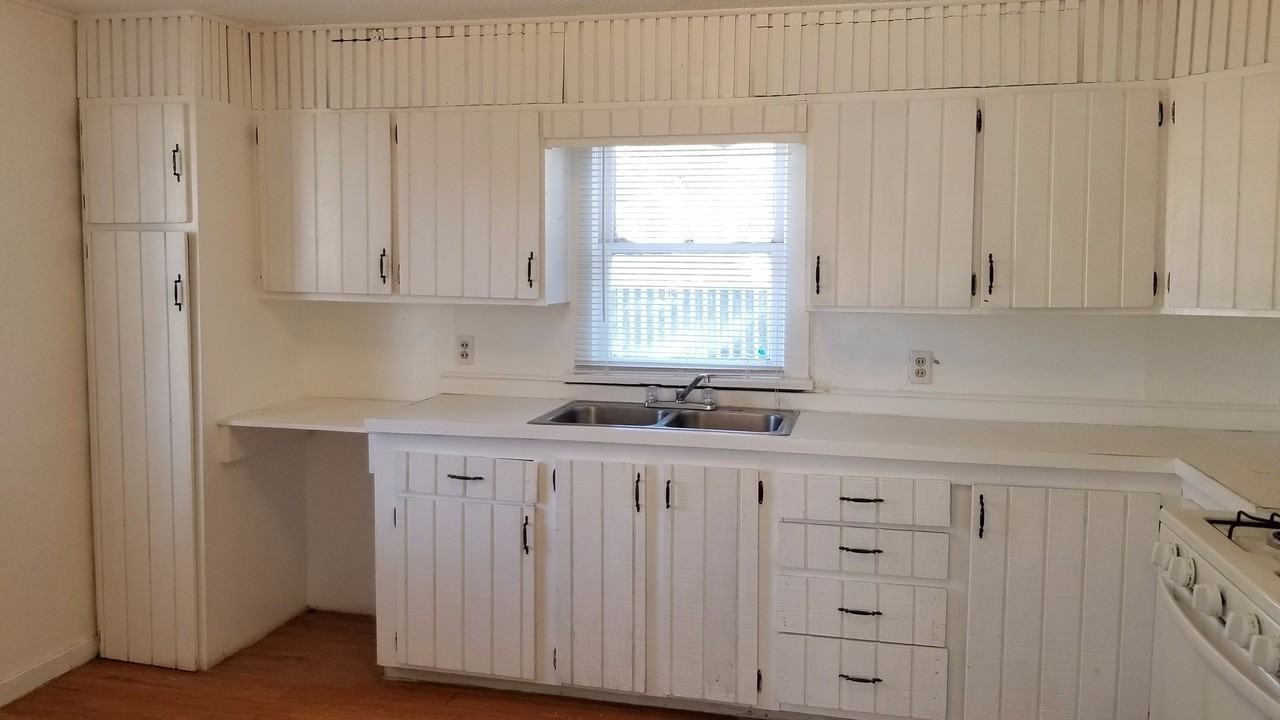 1105 Wallace St - Photo 2 of 9