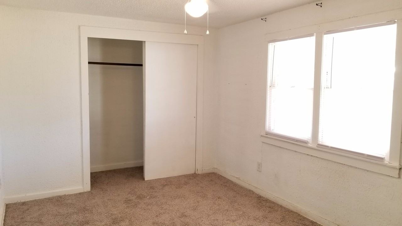 1105 Wallace St - Photo 4 of 9