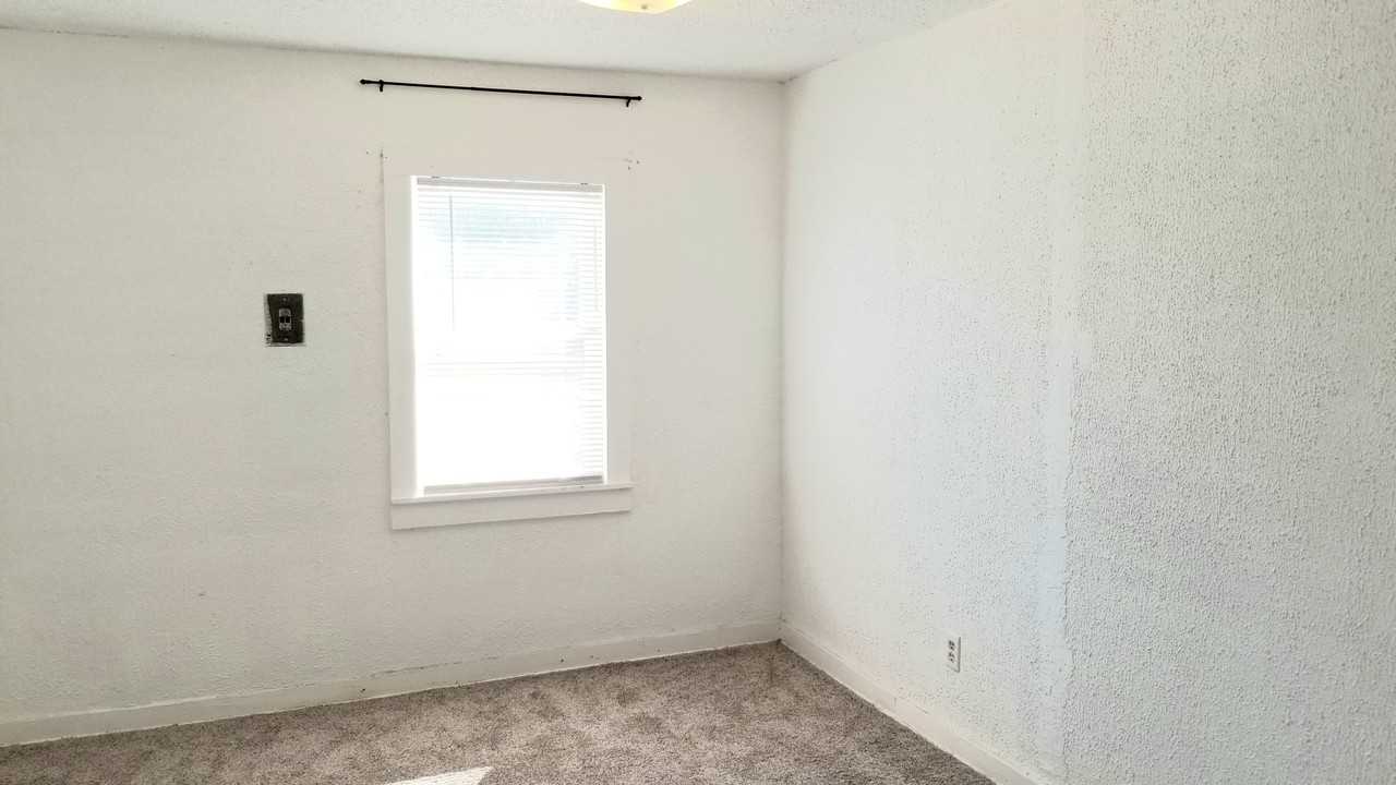 1105 Wallace St - Photo 5 of 9