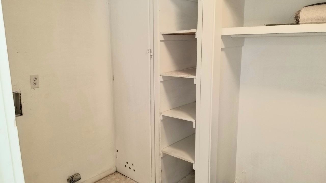 1105 Wallace St - Photo 7 of 9