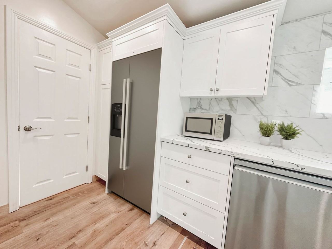 2425 Sarbonne Dr #3 - Photo 4 of 9