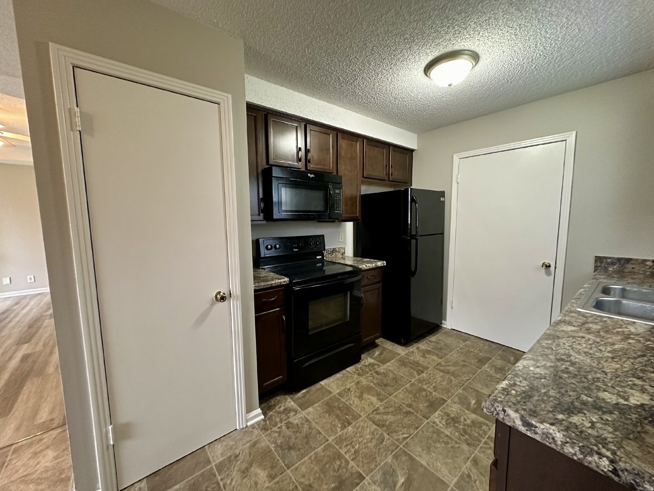 913 Poppy Dr - Photo 5 of 14