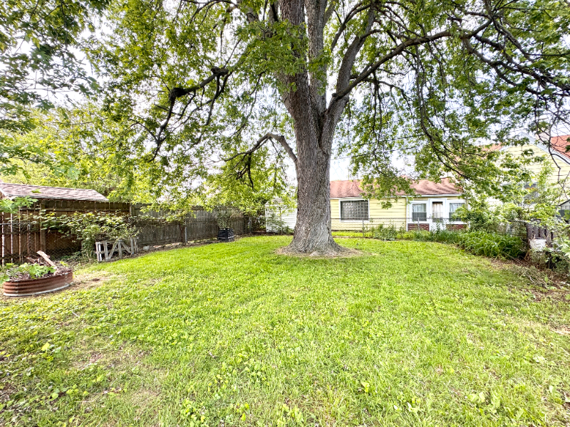 930 Brinton Dr - Photo 2 of 20