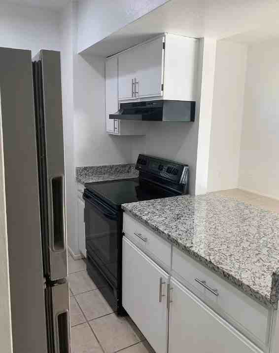 1528 // 1410 East Hedrick Drive #3 - Photo 4 of 9