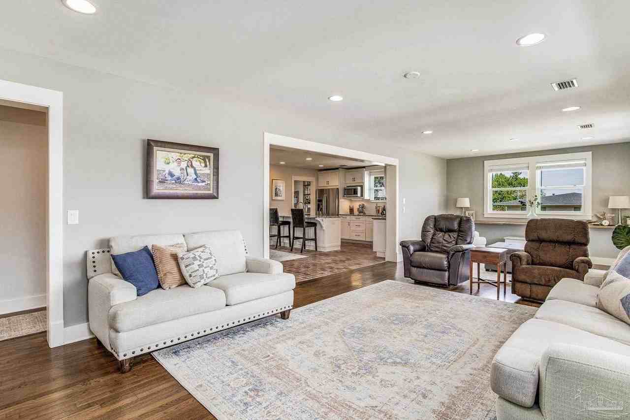 2140 E Scott St - Photo 2 of 35