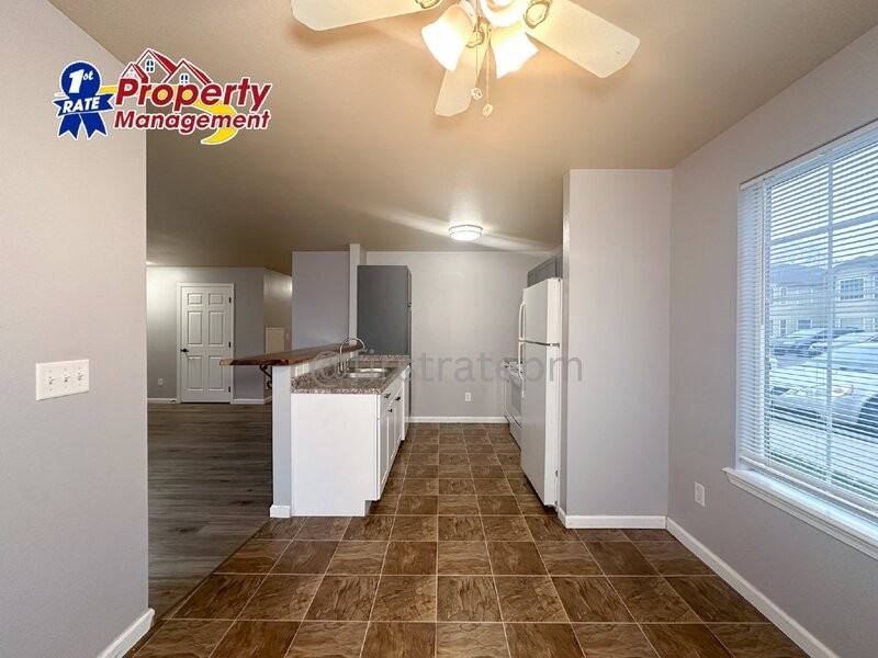 10042 W Garverdale Ln #201 - Photo 7 of 23