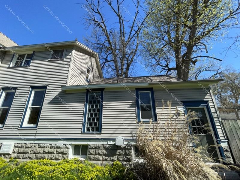 214 N Van Buren St - Photo 3 of 24