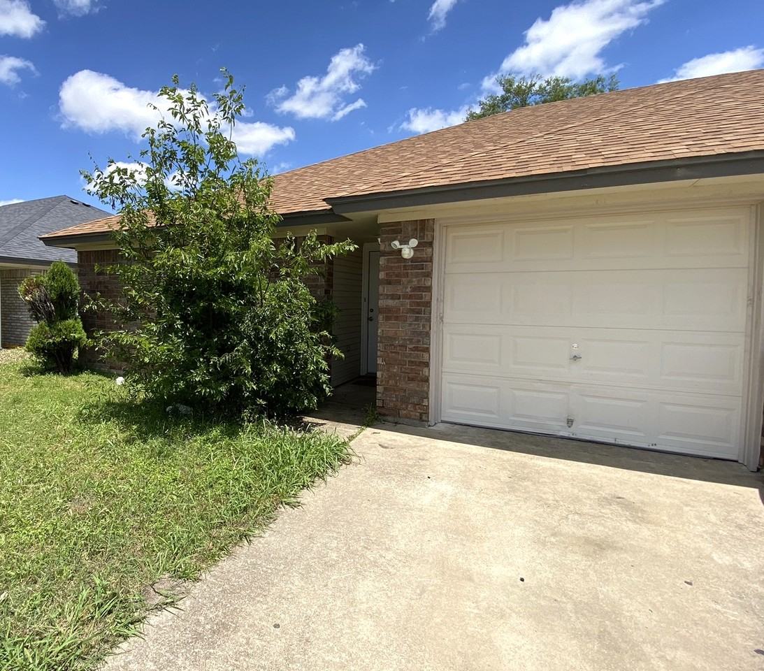 3210 Toledo Dr - Photo 3 of 10