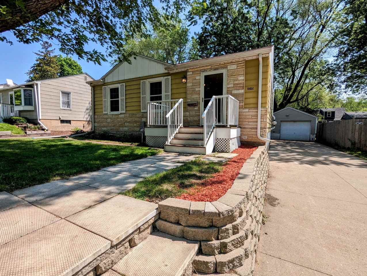 3315 Zinran Ave S - Photo 2 of 20